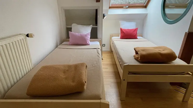 10-Petit Gîte-chambre 1 à l'étage_Pluméliau-Bieuzy_étape_hostel_Vallée du Blavet