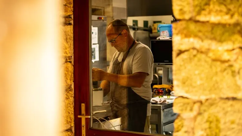 10_location_Gîte_d'étape-hostel_ Ty Bihui_Jérémy prépa cuisine_Pluméliau-Bieuzy_Vallée du Blavet