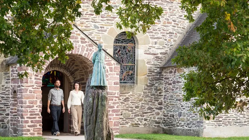 eglise_graal_statue_Abbé_Gillard_Thomazo_Tréhorenteuc_DestinationBrocéliande