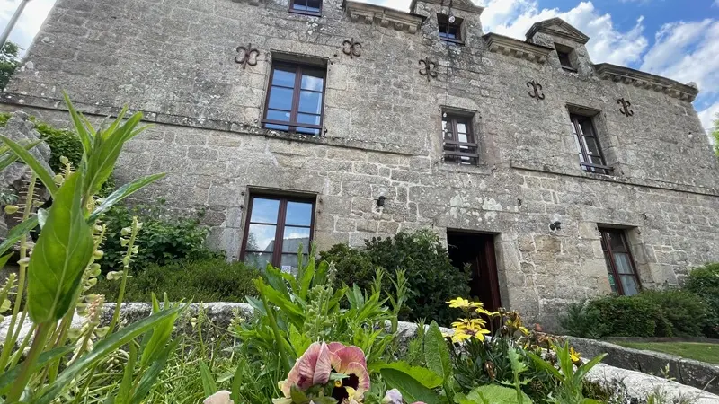 2_location_Gîte_d'étape-hostel_ Ty Bihui_façade_fleurs_Pluméliau-Bieuzy_Vallée du Blavet