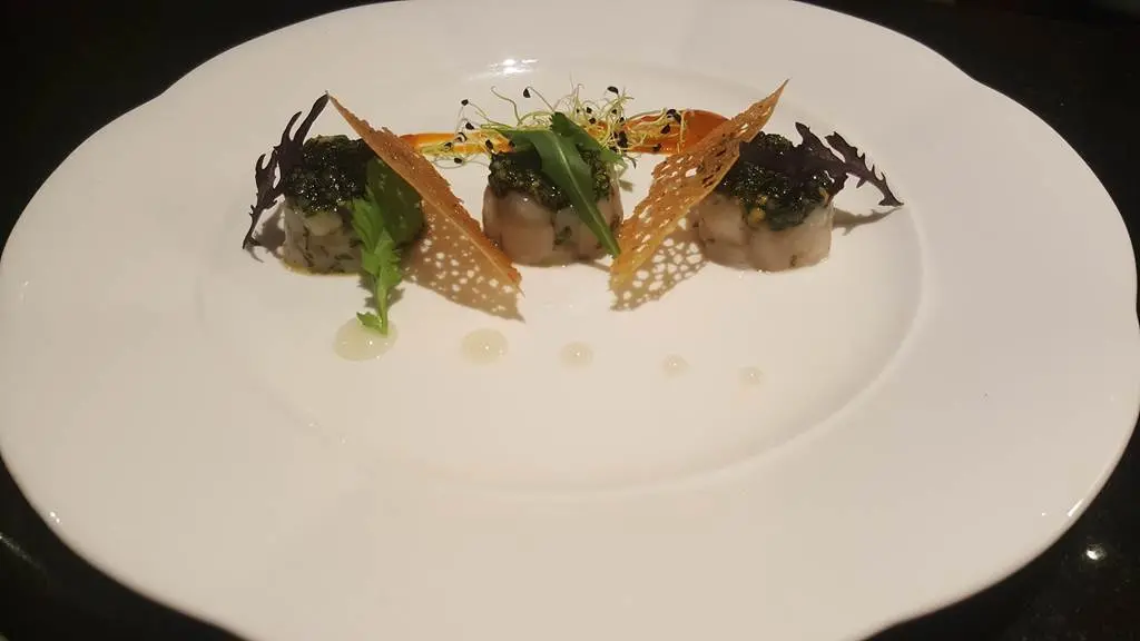 Tartare de noix de Saint-Jacques à la coriandre et à la noisette, vinaigrette au yuzu