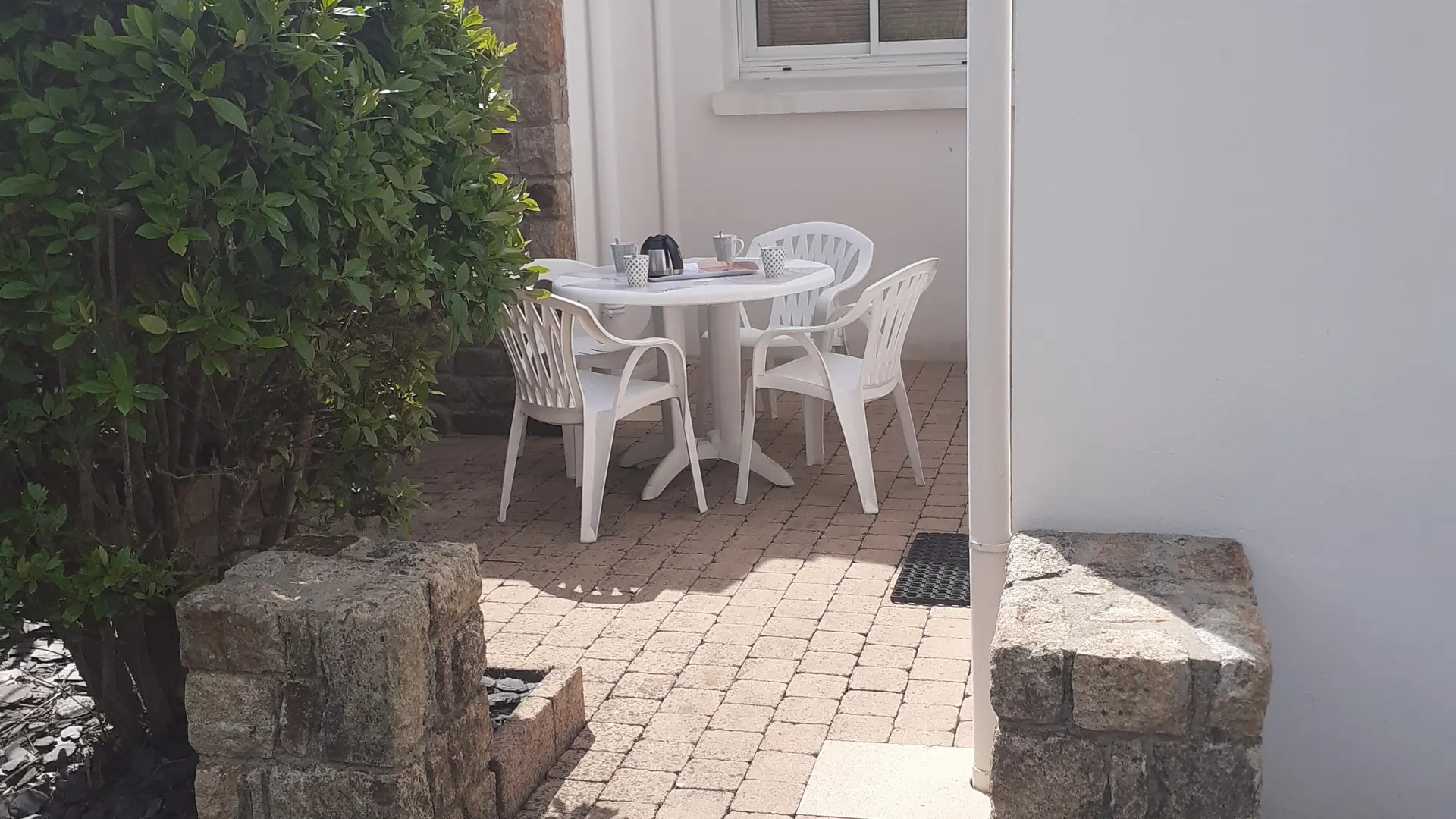 Terrasse-salon de jardin-parasol-location-vacances-carnac