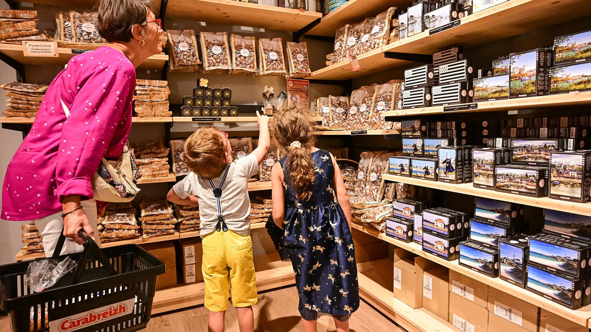 22-10 Mamie et petits enfants rayon caramels magasin d'usine - CBZ © Loïc KERSUZAN-Morbihan Tourisme