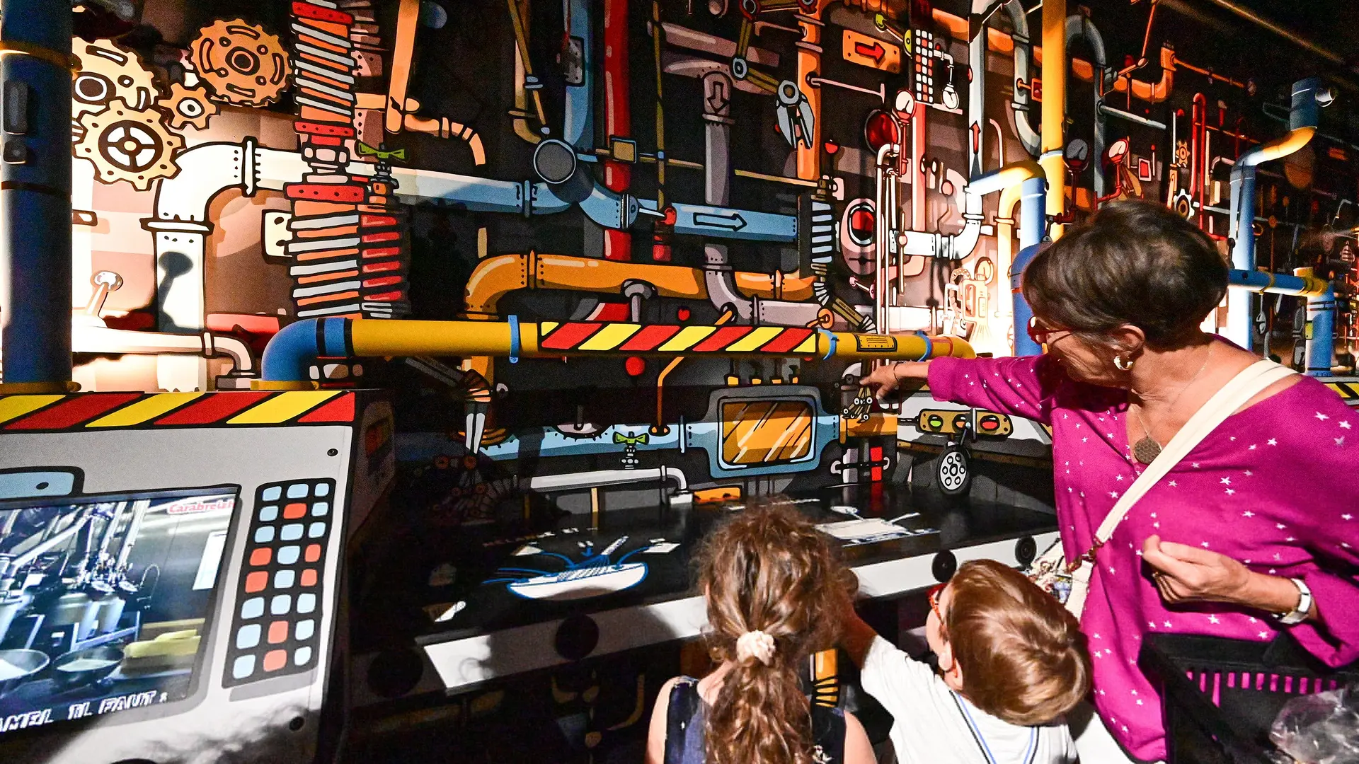 22-10 Mamie et petits enfants salle des machines parcours ludique et gourmand - CBZ © Loïc KERSUZAN-Morbihan Tourisme