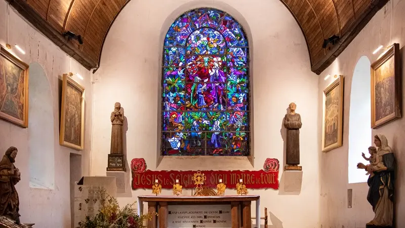 grand-vitrail_Eglise-du-Graal_Trehorenteuc_DestinationBrocéliande