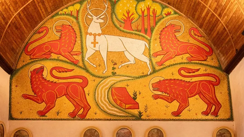 Cerf-blanc_mosaiques_Eglise-du-Graal_Trehorenteuc_DestinationBrocéliande