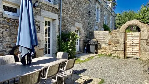 25_Gîtes_Domaine Lann Kerhuerh_La Chapelle-Neuve_Clématite_terrasse_Vallée du Blavet