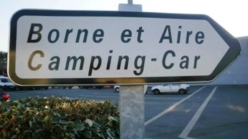 aire de camping-car parking intermarche guemene-sur-scorff pays roi morvan morbihan bretagne sud