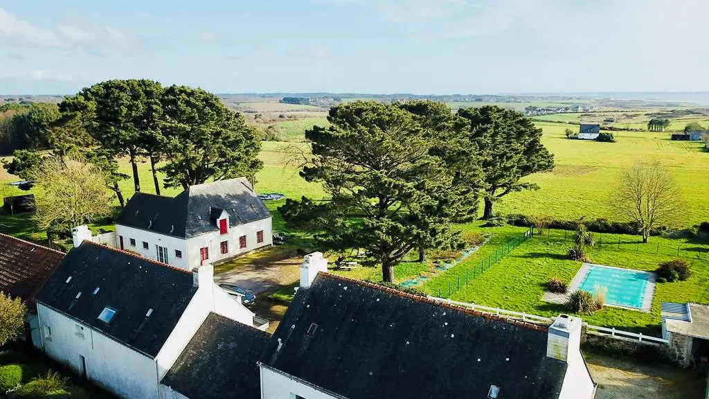 les logis de kerdrien,logements atypique entre mer et campagne, yourtes ,tonneaux ,gites et salle de réception