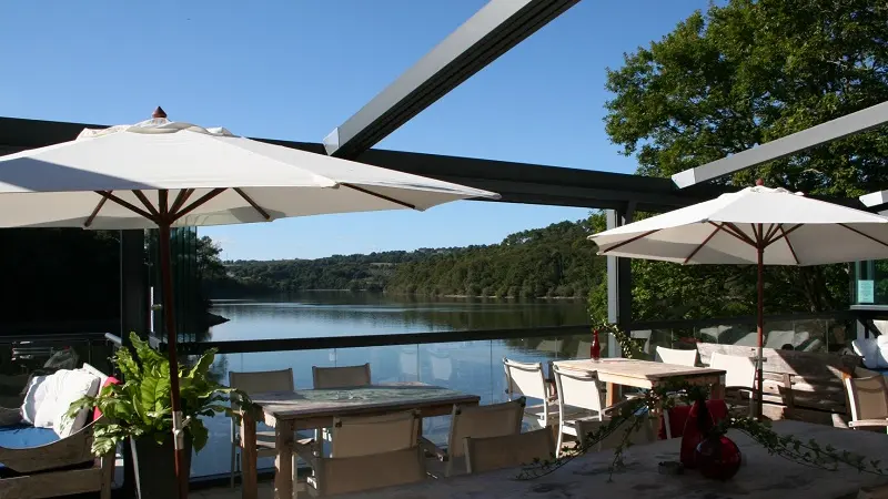 terrasse restaurant Merlin les pieds dans l'eau_Saint Aignan