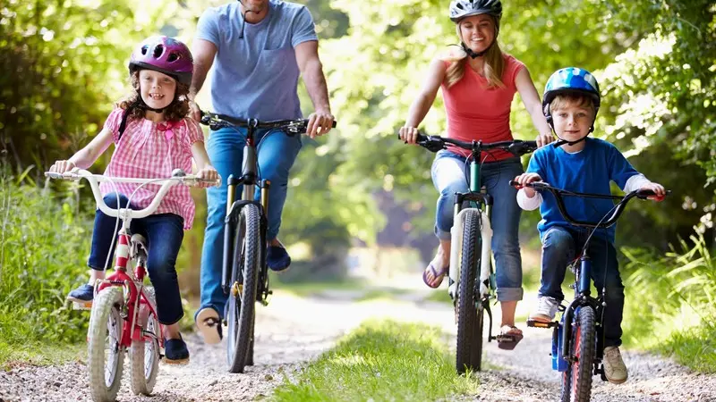 Une famille à vélo