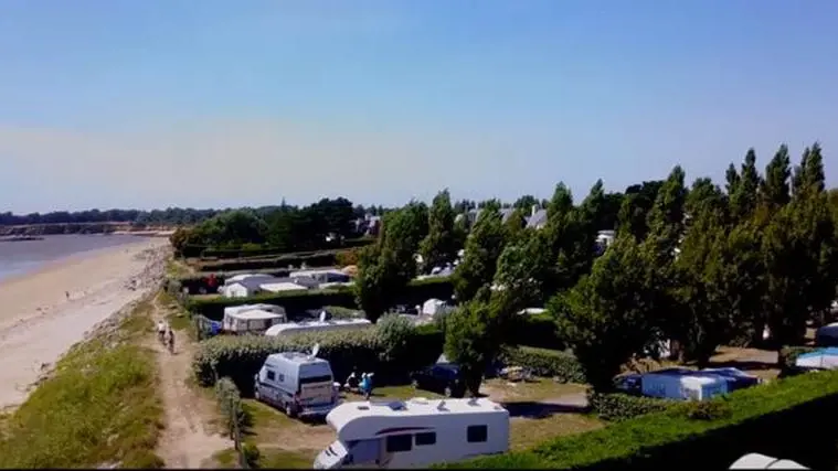 Vue Sur le Camping Les goélands et la plage de Bétahon