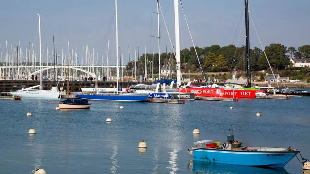 Vue-port-la-trinite-sur-mer-Petit-train-touristique-Carnac-Morbihan-Bretagne-Sud