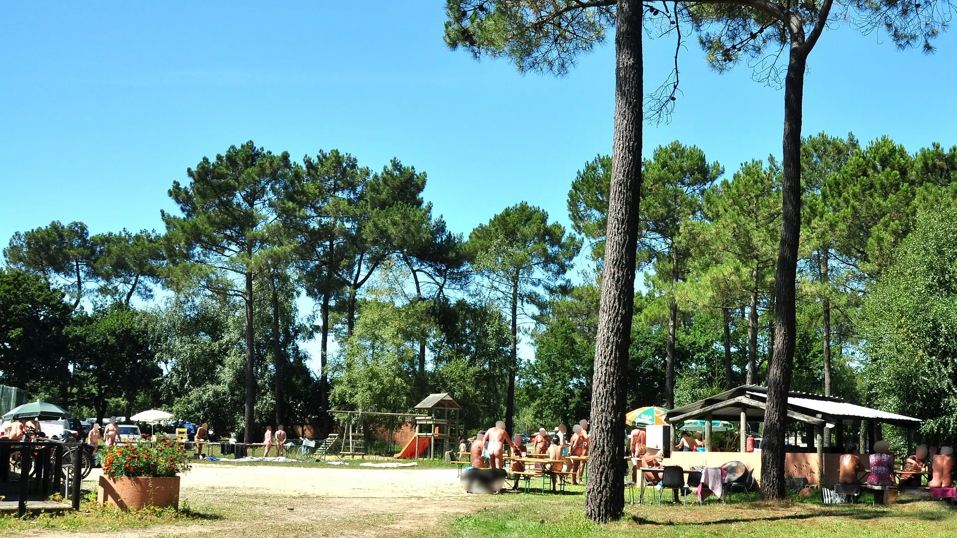 Belz Camping Naturiste CNBS la Pinède Barbecue