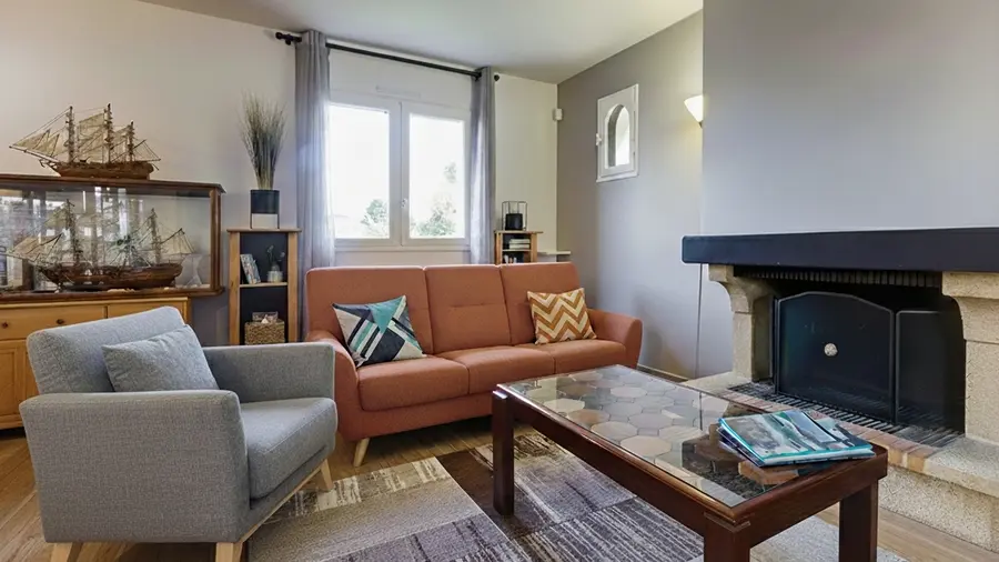 Canapé 3 places couleur brique et fauteuil gris