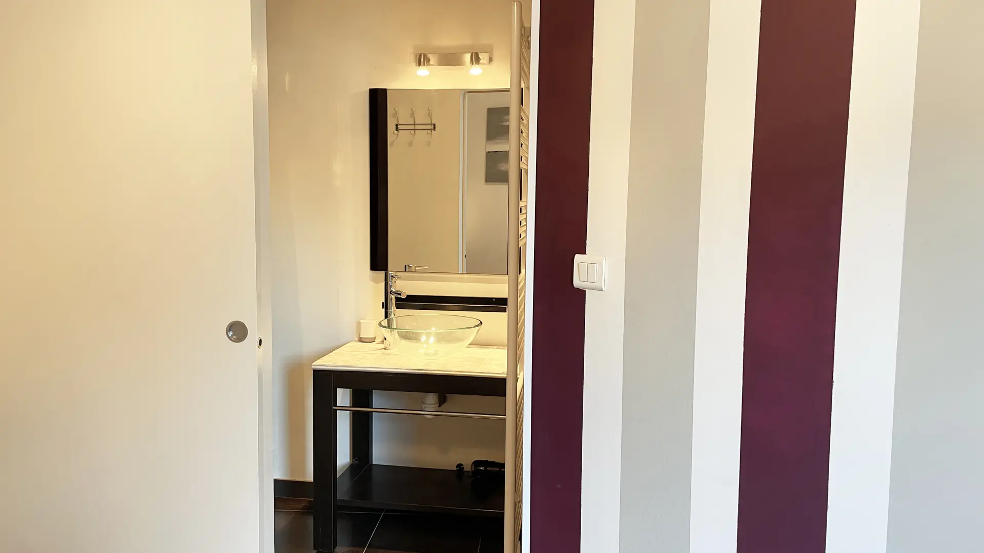 Chambre 2 - accès salle de bain