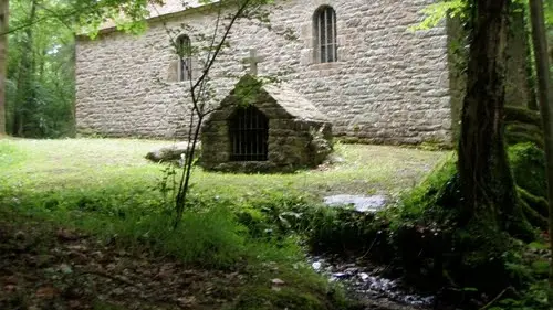 Chapelle et menhir Saint-Maurice