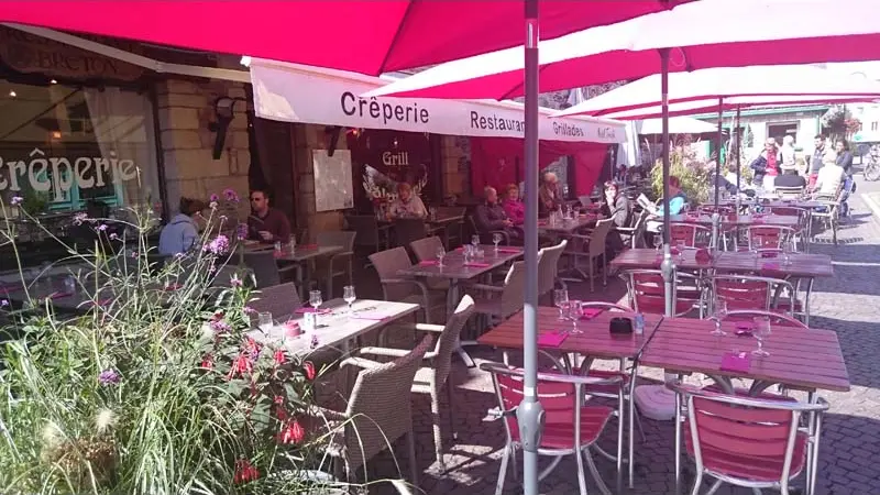 Crêperie Maël trech et sa terrasse en centre-ville de Malestroit - Morbihan - Bretagne