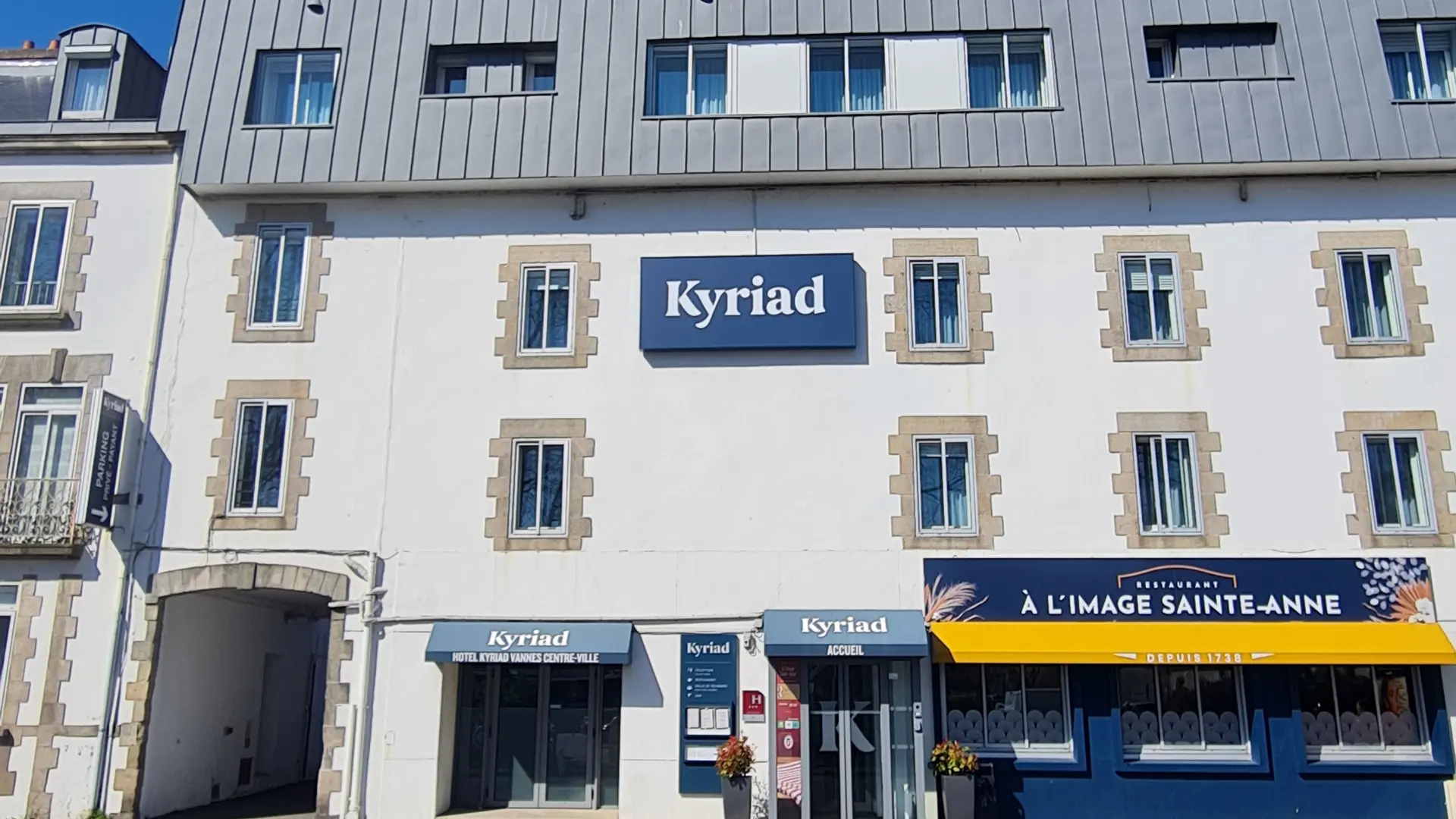 Façade hôtel Kyriad Vannes Centre ville