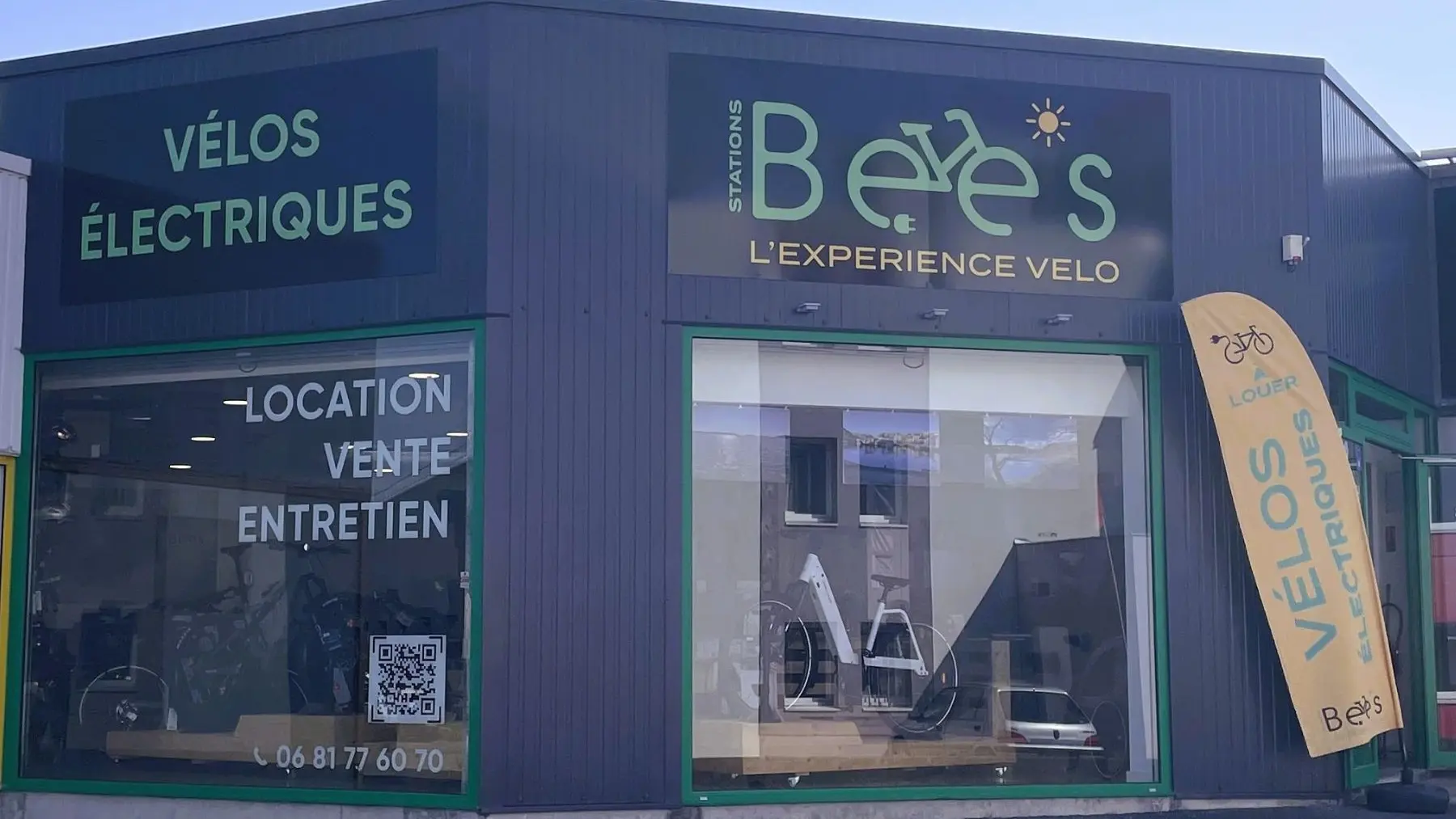 Façade local avec enseignes