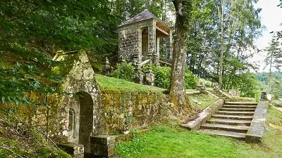 Fontaine et scala_Notre-Dame du Guelhouit