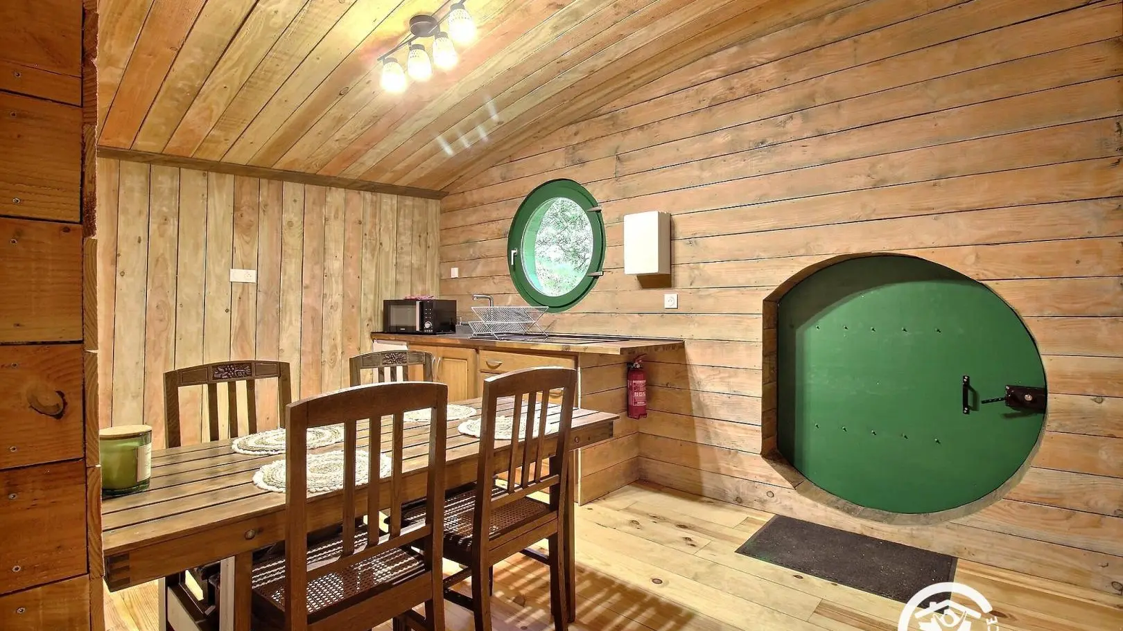 Hébergement insolite Koadou_Cabane Lena_séjour-cuisine_Pluméliau-Bieuzy©GDF56