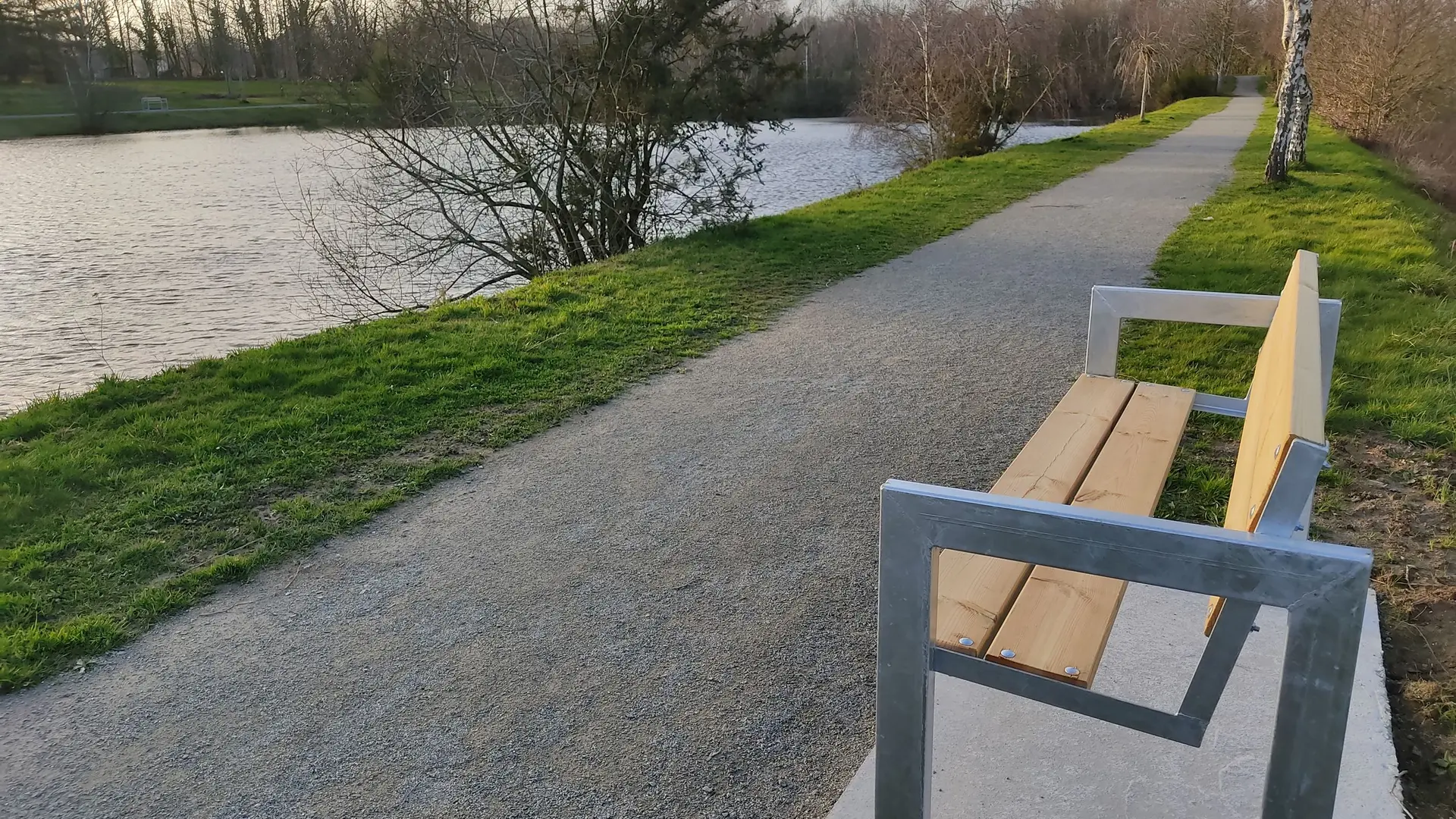 Bancs espacés régulièrement tout au long du circuit