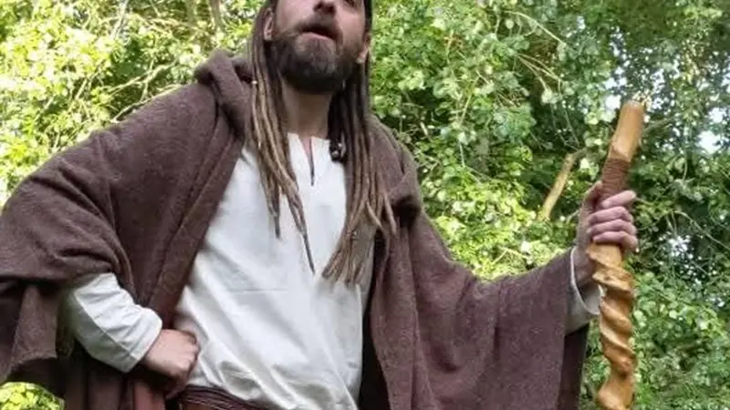 Jean-Le-Raconte'Art_Les_Saltimbranques_contes_animations_DestinationBroceliande