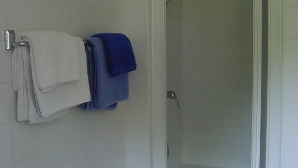 Location vacances_Gîtes du Rhun_Fuschia_douche_Pluméliau-Bieuzy©Gîtes de France Morbihan