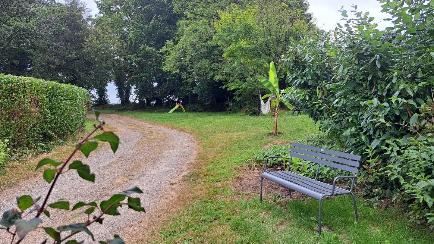 Location vacances_Gîtes du Rhun_Fuschia_jardin_Pluméliau-Bieuzy©Gîtes de France Morbihan