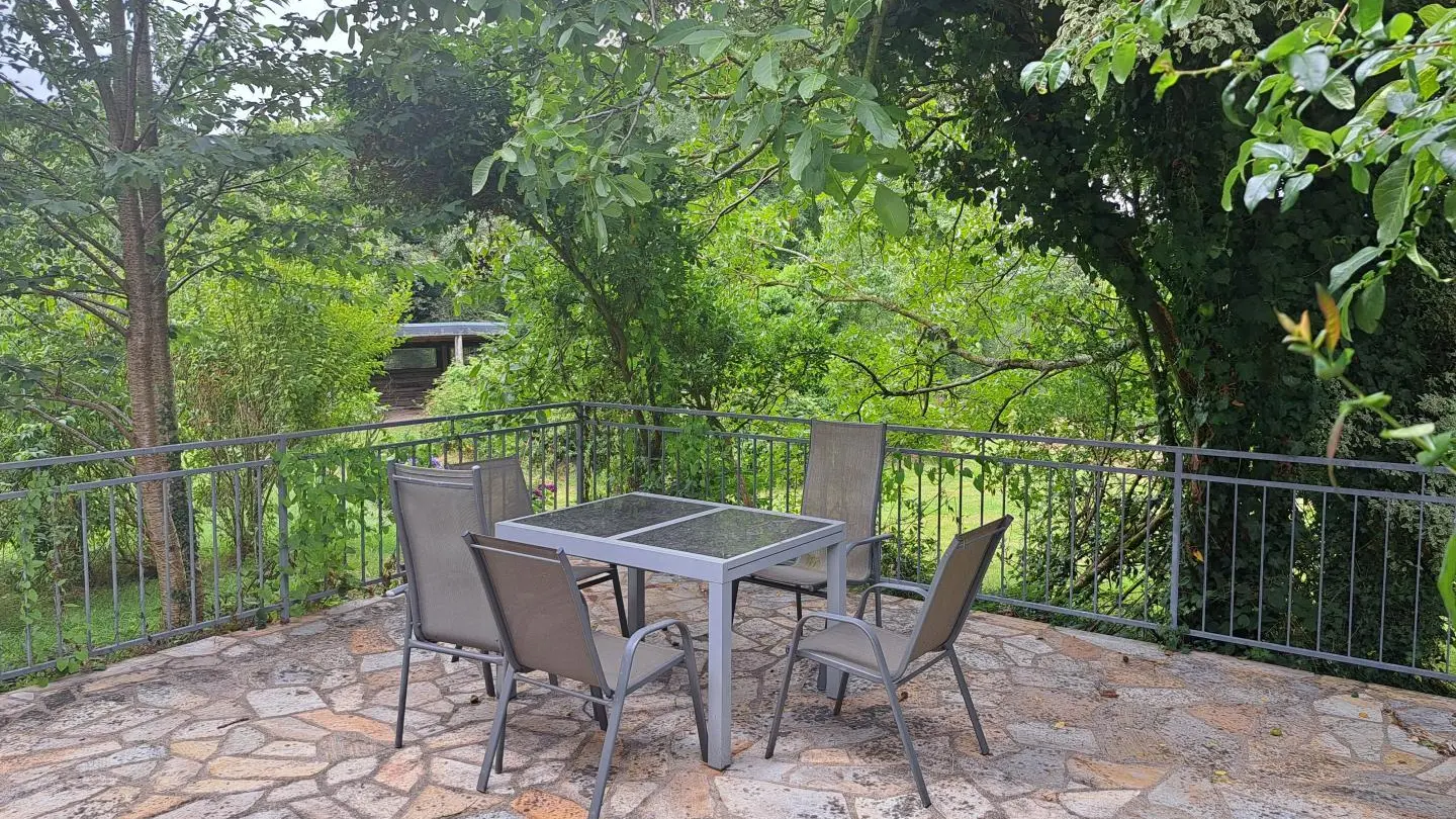 Location vacances_Gîtes du Rhun_Paeonia_terrasse_Pluméliau-Bieuzy©Gîtes de France Morbihan