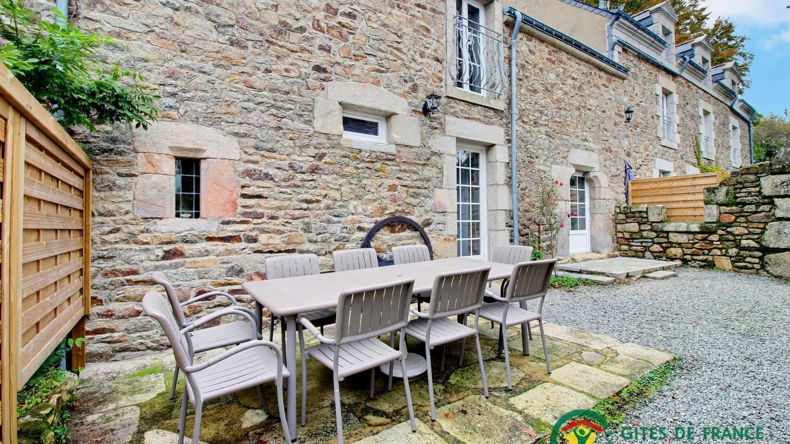 Location_Domaine de Lann Kerhuerh_Clématite_terrasse_La Chapelle-Neuve©Gîtes de France Morbihan