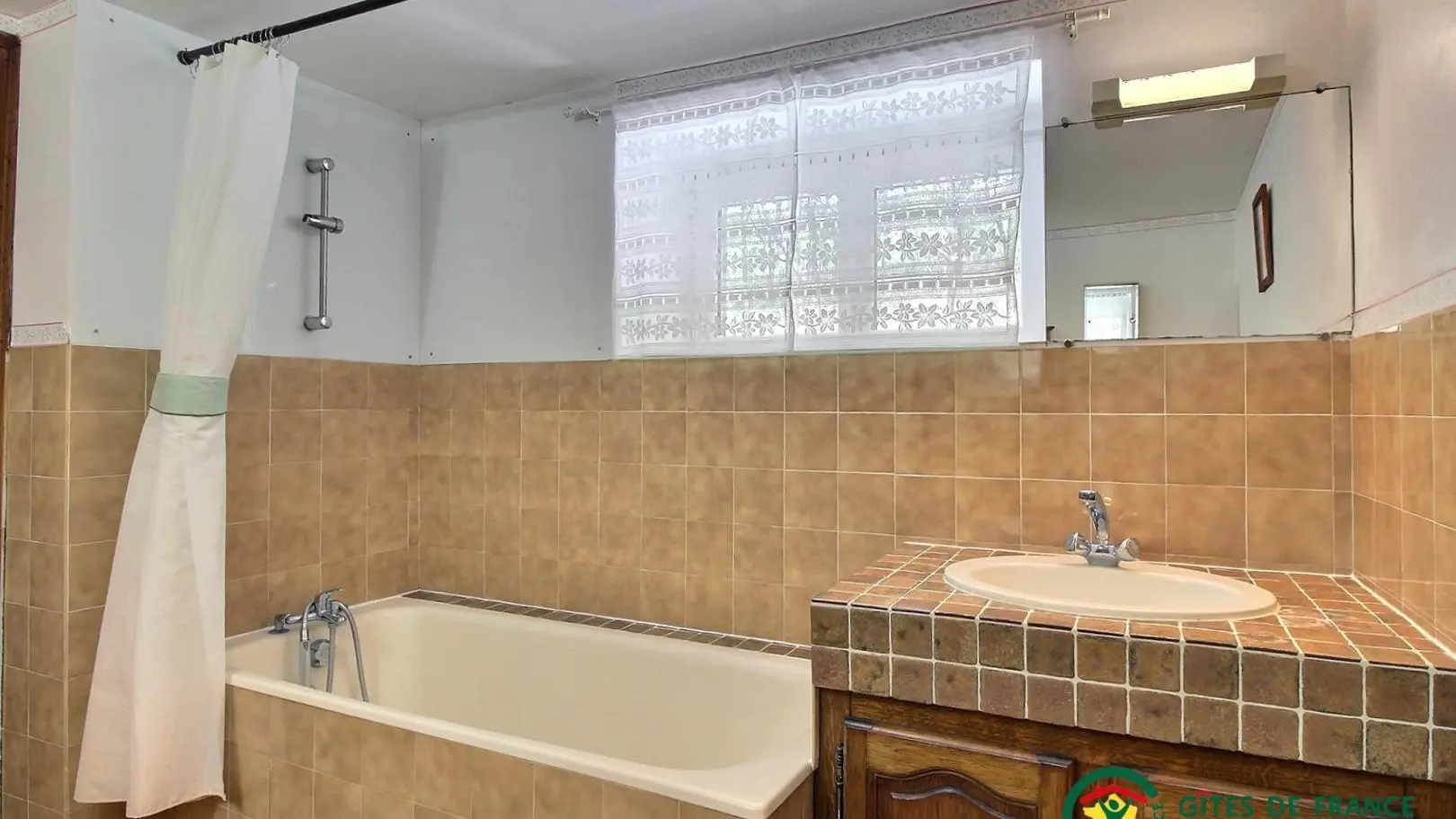 Location_Domaine de Lann Kerhuerh_Hortensia_salle de bain1_La Chapelle-Neuve©Gîtes de France