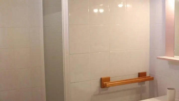 Location_Gîtes de Kerlann_Ty Gwennel_douche_La Chapelle-Neuve©Gîtes de France 56