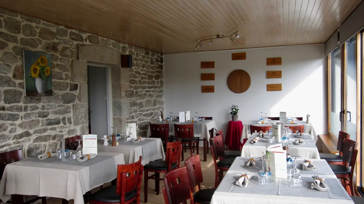 Locmine_restaurant_a_la_fontaineaubeurre_salle