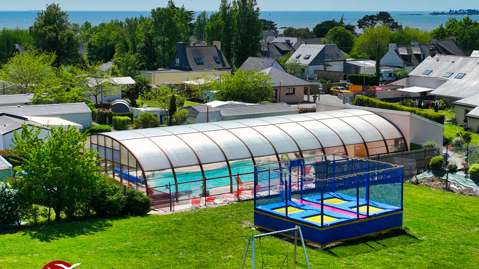 Piscine couverte et zone de jeux du camping Parc Les Goélands
