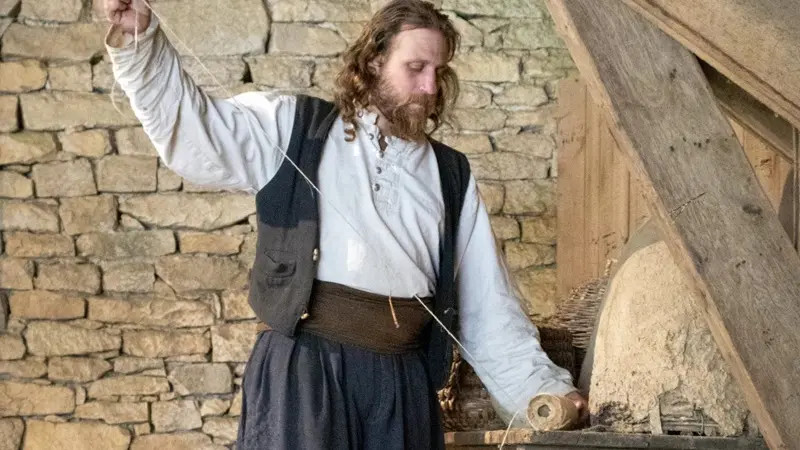 cie_saltimbranques_tony_contes_animations_Concoret_DestinationBrocéliande