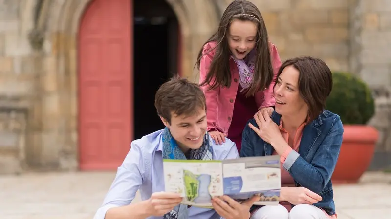 Ploërmel - au pied de l'église