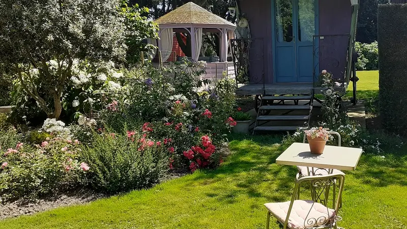 Roulotte gitane des Courtils - extérieur - jardin - Ploërmel - Brocéliande