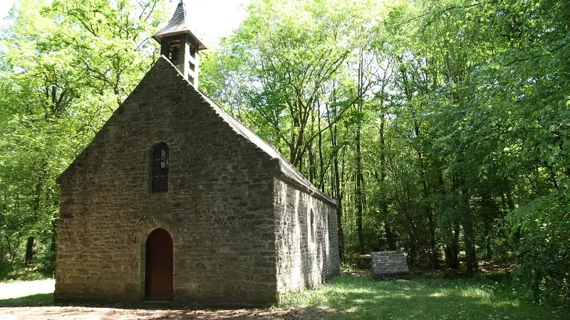 Saint-Guyomard chapelle et menhir St Maurice 2