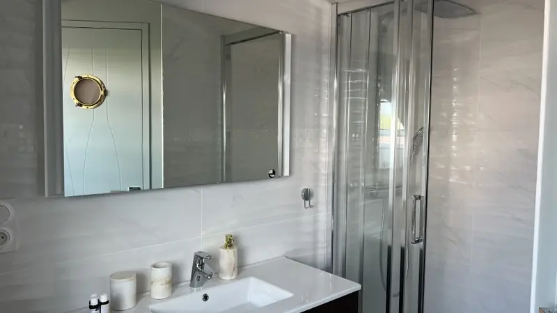 Salle-de-bain-location-de-vacances-o-delices-marins-carnac