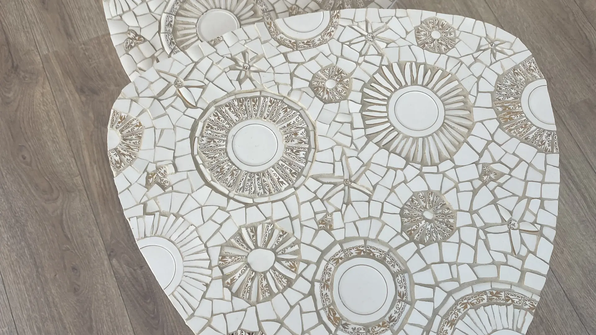 Table assiettes dorées