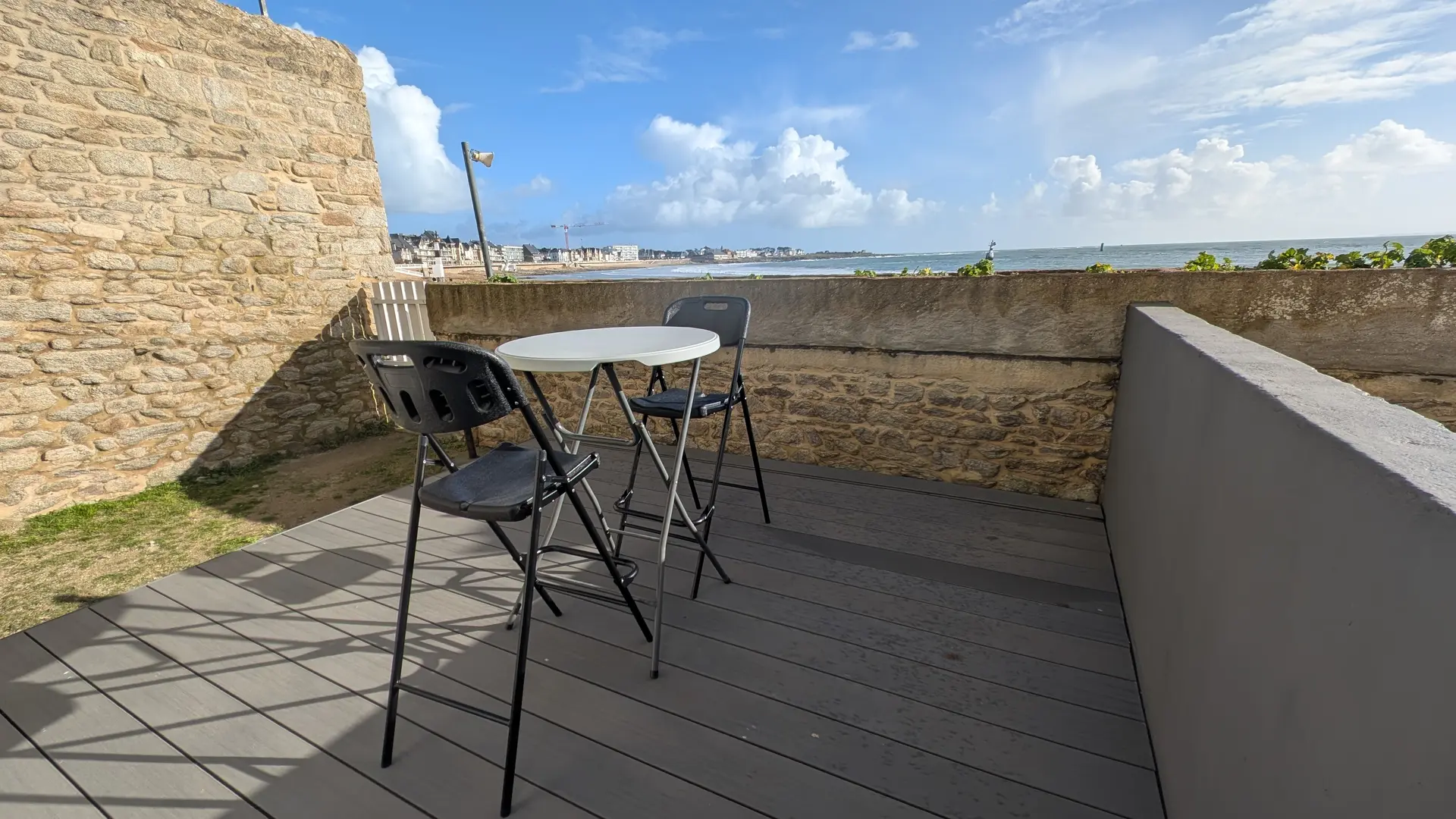 Terrasse privative avec accès direct à la plage - Salon de Jardin + Mange-debout et chaises hautes + transats
