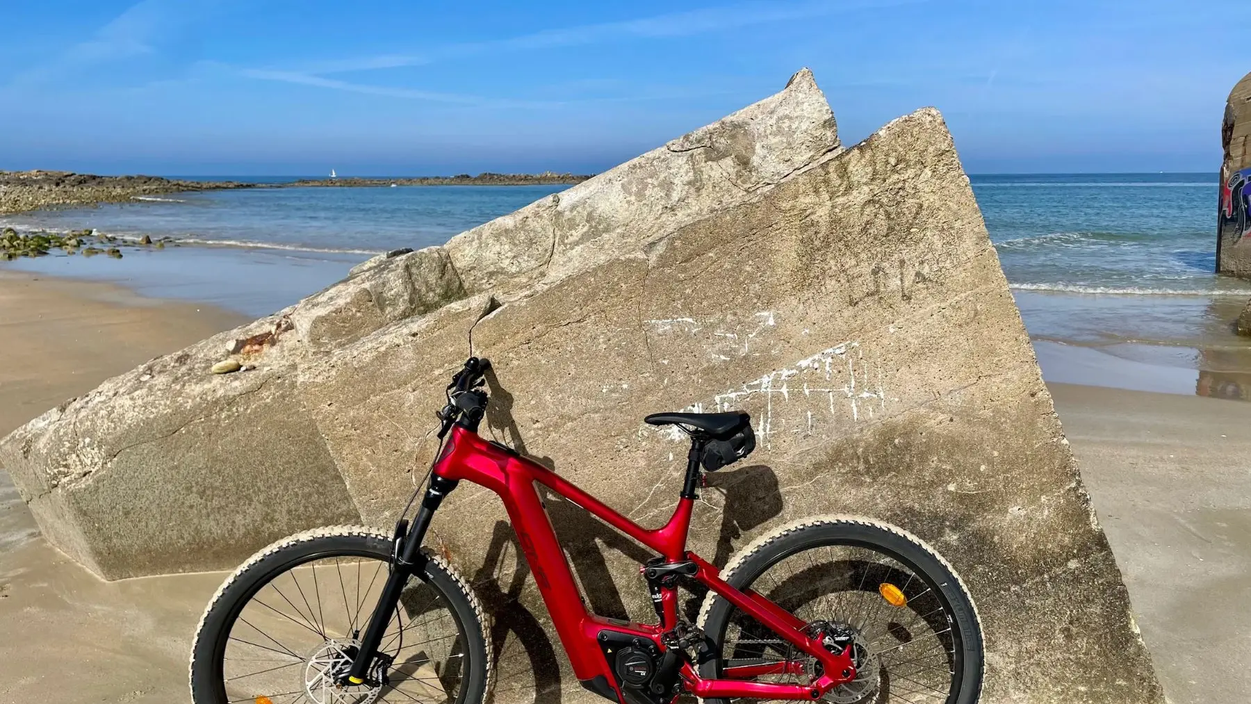 VTT Gitane G-one BH à la plage