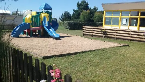 Aire de jeux camping fleuri en Bretagne