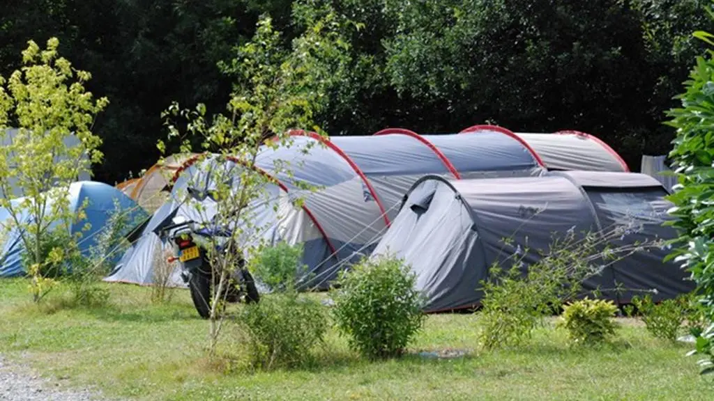 Emplacement nu avec tente au Camping LA BLANCHE HERMINE