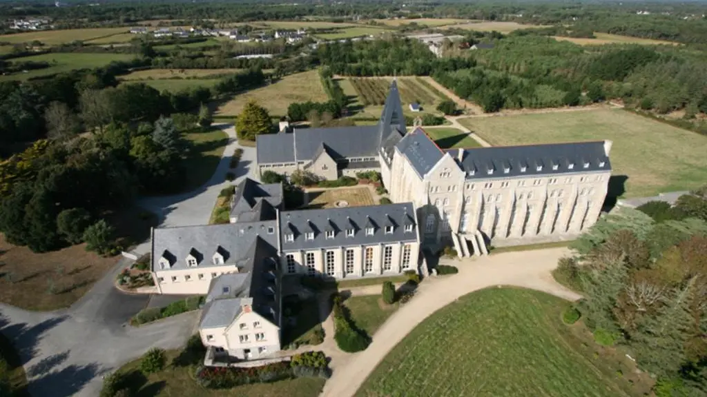 Abbaye Ste Anne-Kergonan-vue aérienne-plouharnel-morbihan-bretagne-sud