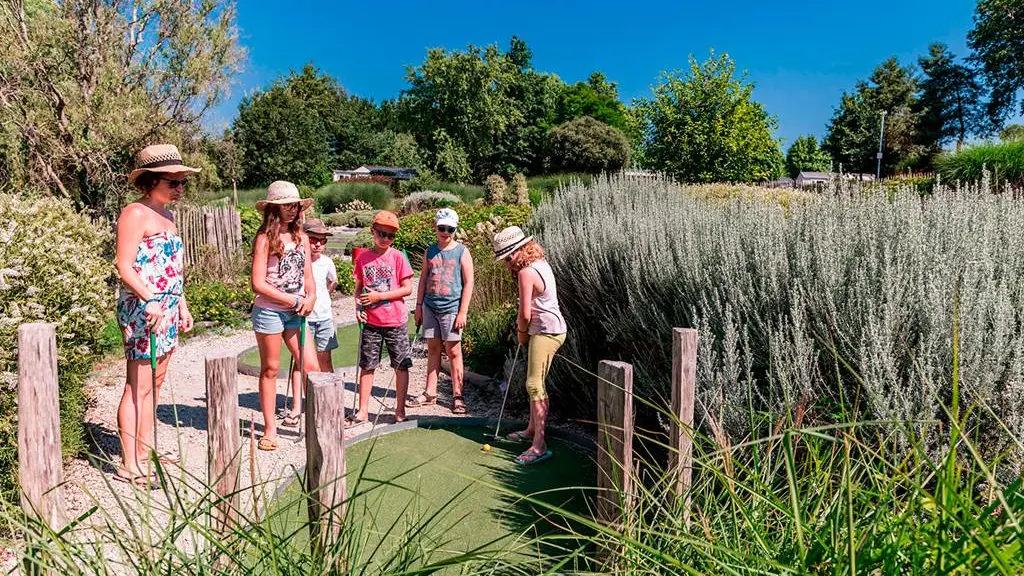 Le mini-golf , une activité pour toute la famille