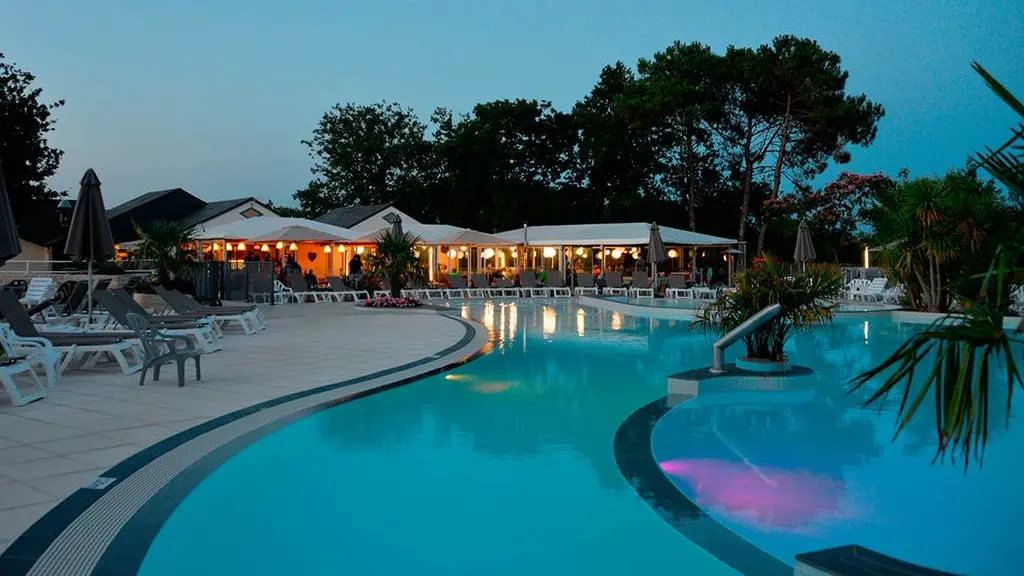 Le restaurant au bord de la piscine à Mané Guernehué