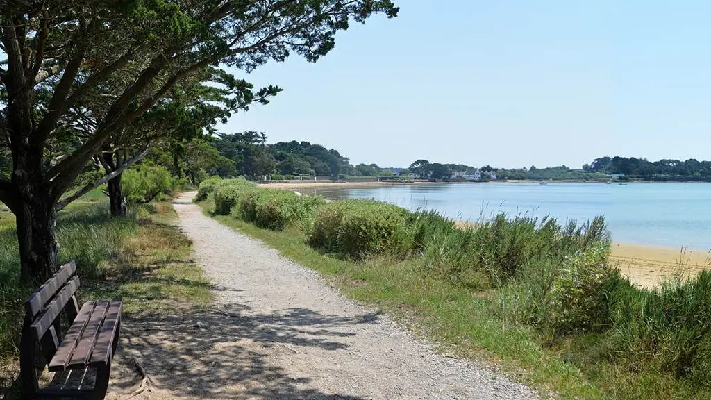 Le sentier côtier devant le camping Ker Eden